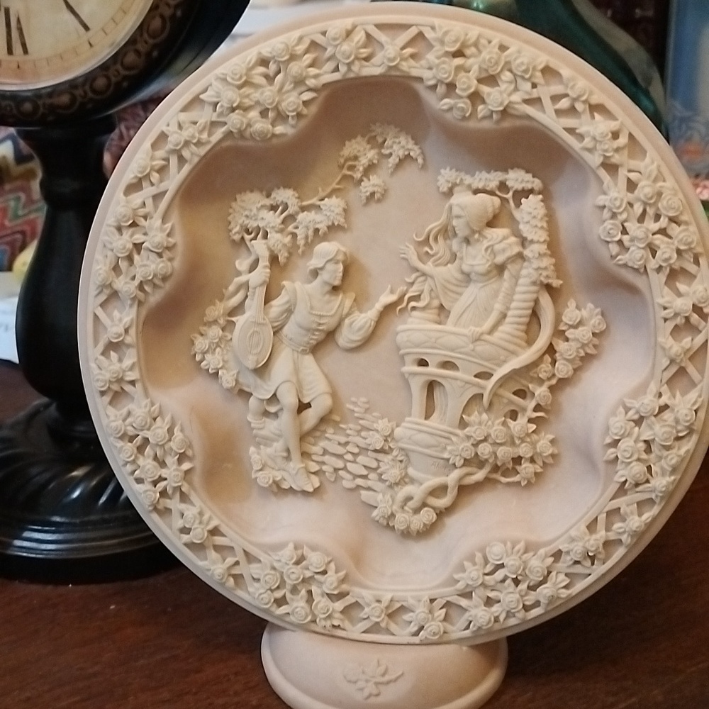 Romeo and Juliet, Shakespearean Lovers plate.  J11V5.